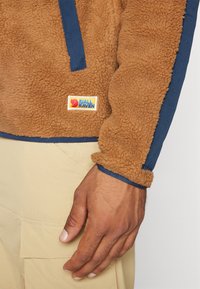Fjällräven VARDAG PILE JACKET M - Jakna od flisa - chestnut/navy