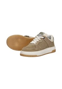Suède sneakers in tan met witte veters en tussenzool, voorzien van perforaties voor ademend vermogen en een gestructureerde gumrubberen outsole.