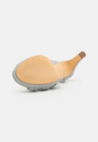 Menbur Sandali s platformo - silber