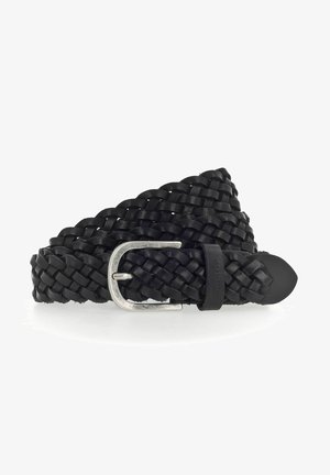 Sort vævet læderbælte med en sølvfarvet metalspænde. Har en glat overflade, fleksibel tekstur og en affaset ende.