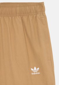 adidas Originals UNISEX - Hlačami s stranskimi žepi - cardboard/white