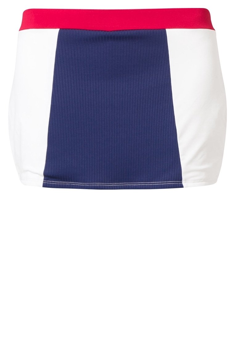 Falda azul marino con textura acanalada, que presenta paneles laterales blancos y una cinturilla roja. El diseño es deportivo y ceñido.