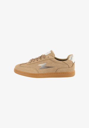 Sneaker in camoscio marrone chiaro con perforazioni, suola marrone, fulmine argento sul lato, toppa argento sul tallone e lacci marroni.
