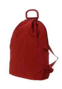 Zaino rosso con superficie texture, manico superiore arrotondato, tracolla regolabile e tasca laterale. Design semplice e moderno con materiale resistente.