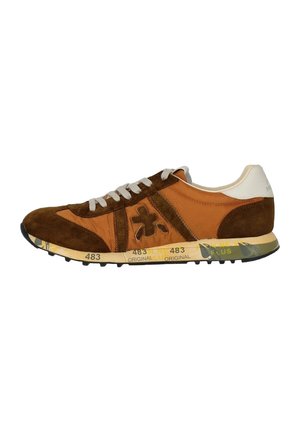 Sneaker basse marrone e arancione con pannelli in camoscio e tessuto, lacci bianchi, logo a stella sul lato e suola stampata con numeri e testo.