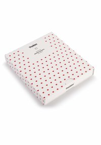 Firkantet emballasje for boksershorts med hvit bakgrunn og røde hjerte-mønstre. Merkevaren sin logo på forsiden.