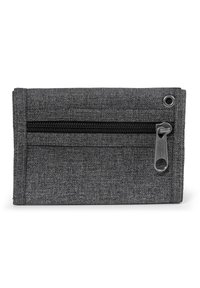 Šedá látková peněženka se zipovou kapsou, která má texturovaný povrch a malý kovový zip. Kompaktní obdélníkový tvar.