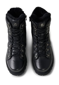 Schwarze Stiefeletten aus Leder mit strukturierter Oberfläche, Metallösen und Reißverschluss. Mit weichem Innenfutter und robustem Profil für guten Halt.