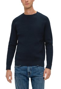 Ciemnoniebieski sweter w prążki z okrągłym dekoltem i długimi rękawami, wykonany z miękkiego materiału. Podkreślony dopasowanym dolnym wykończeniem i mankietami.