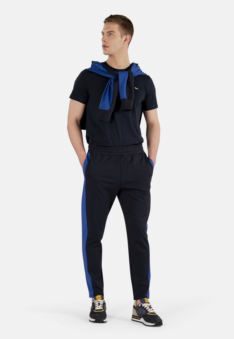 Herren Trainingsanzüge | Harmont & Blaine Jogginghose blu scuro/dunkelblau - FJ42086 Herren Trainingsanzüge | Harmont & Blaine Jogginghose blu scuro/dunkelblau - FJ42086