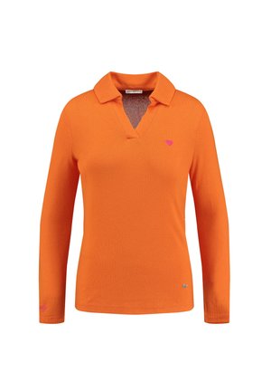 Langarm oranje poloshirt met een V-hals, voorzien van een roze hartlogo op de borst en textiel met structuur. Eenvoudig ontwerp met een standaard kraag.