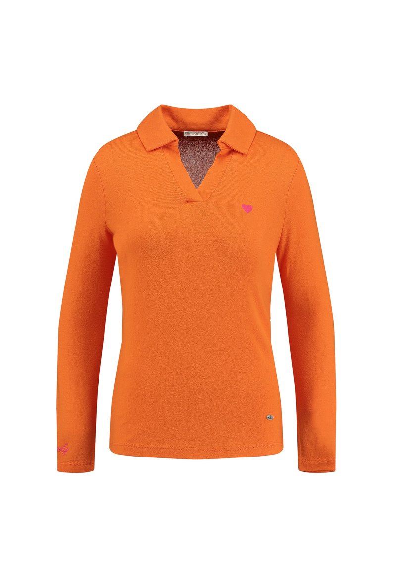 Polo a maniche lunghe arancione con scollatura a V, caratterizzato da un logo a forma di cuore rosa sul petto e un tessuto testurizzato. Design semplice con colletto standard.