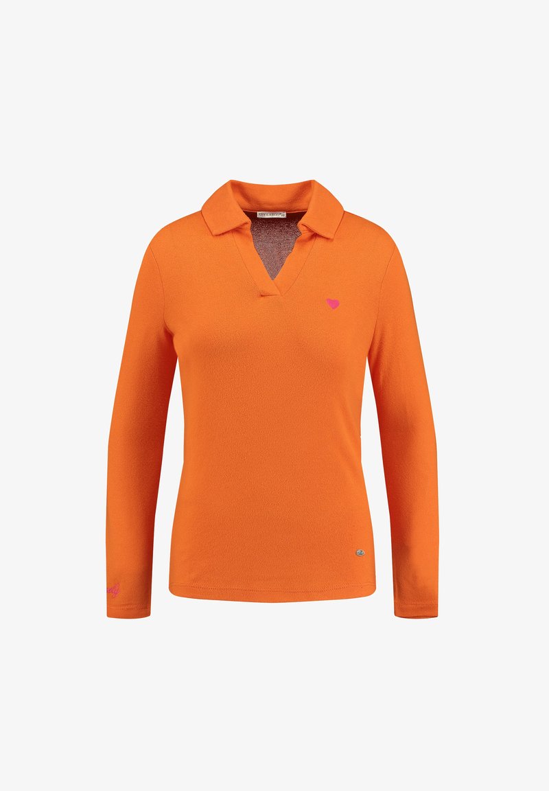Langärmliges oranges Poloshirt mit V-Ausschnitt, das ein pinkes Herz-Logo auf der Brust und einen strukturierten Stoff hat. Einfaches Design mit Standardkragen.