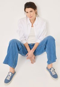Tamaris BEQUEME SNEAKER MIT T-FLOW EFFECT - Sneakers - denim nubuc