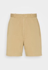 Bermuda kaki in cotone, con un design anteriore piatto, due tasche laterali, una vestibilità su misura e una chiusura con un solo bottone in vita.