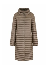 Pikowany płaszcz sięgający do kolan w kolorze taupe, z wysokim kołnierzem, zatrzaskami i wzorem w pionowe paski. Długie rękawy.