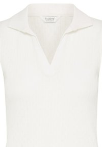 Chemise blanche sans manches avec un col plié et une ouverture en V, fabriquée en tissu léger texturé.