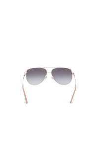 Ochelari de soare aviator cu cadru de metal auriu și lentile cu gradient gri. Dispune de pernuțe pentru nas ajustabile și vârfuri de temple de culoare roz pal.