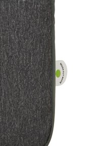 Pochette en tissu gris avec une surface texturée, des coins arrondis et une étiquette verte mettant en valeur le texte « DESIGN OUT WASTE ».