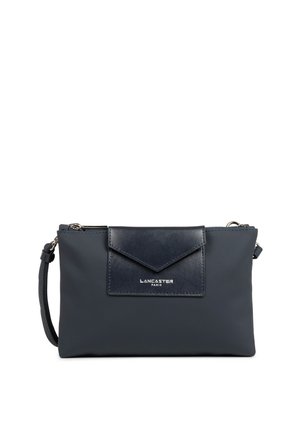 Borsa a mano blu navy con corpo testurizzato e patta in pelle liscia. Presenta hardware in argento e una tracolla rimovibile. Logo visibile sul fronte.