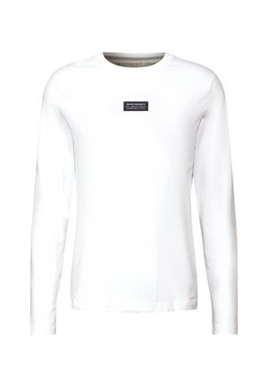 Weißes Langarm-T-Shirt aus Baumwolle, mit einem rechteckigen schwarzen Etikett mit weißem Text auf der Brust. Glatte Textur und lässige Passform.