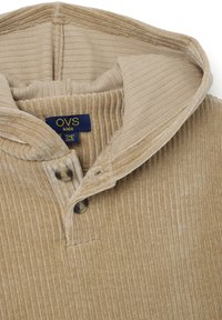 Tan geribd sweater met capuchon, voorzien van een knoopsluiting en een zachte textuur. Label leest "OVS kids," maat YS.