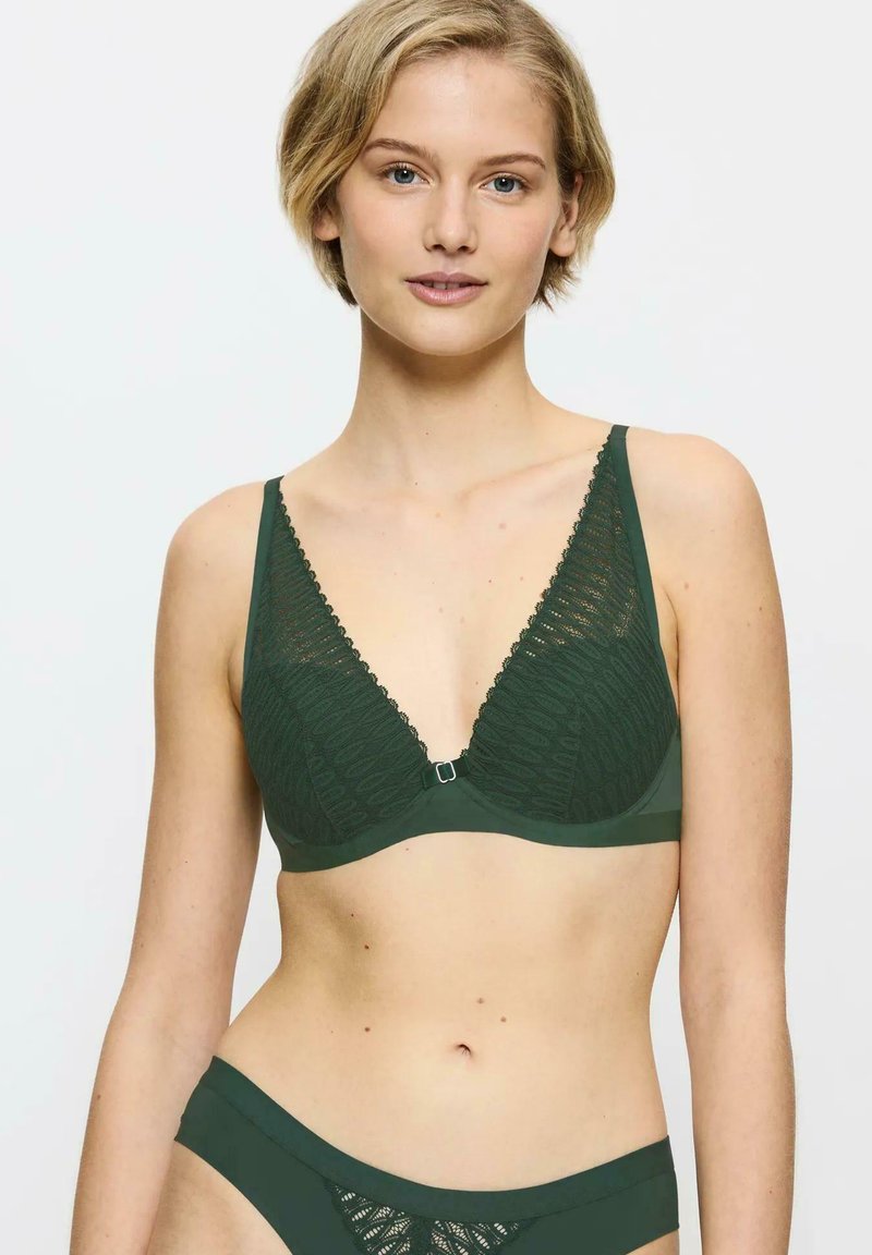 Ciemnozielony bralette z koronkowym wykończeniem i głębokim dekoltem w kształcie V, z usztywnionymi miseczkami i regulowanymi ramiączkami. Pasujące majtki z koronkowymi akcentami.