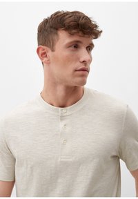 s.Oliver MIT HENLEYAUSSCHNITT - T-shirt basic