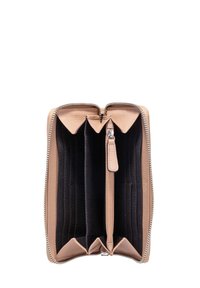 Bežusna usnjena denarnica z zipom odprta, prikazuje več prostorov za kartice in osrednji žep za kovance z zadrgo in ročajem.