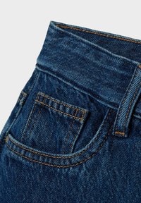 Jeans in denim blu con vita alta, caratterizzati da una piccola tasca frontale, cuciture arancioni a contrasto e una finitura del tessuto strutturata.