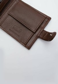 Portafoglio in pelle marrone con protezione RFID, superficie texturizzata, slot per carte multiple e chiusura a scatto per una conservazione sicura.