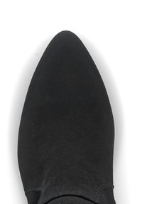 Zwarte puntige schoen van gladde suède, met een laag uitgesneden ontwerp en minimalistische structuur, die een slanke, textuurvolle afwerking tentoonstelt.