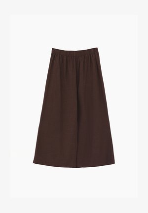 Pantalones cortos de pierna ancha de color marrón con cintura elástica, hechos de tela ligera, mostrados sobre un fondo blanco.
