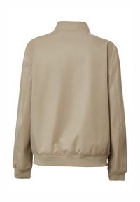 Hellbeige Bomberjacke mit Stehkragen, elastischen Bündchen und tailliertem Saum. Glatte Textur mit minimalistischem Design und ohne sichtbare Verschlüsse.