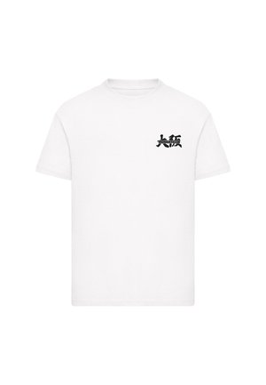 Weißes T-Shirt mit kurzen Ärmeln mit schwarzem "Midnight Club" Text und stilisiertem "X" Logo auf der linken Brust.