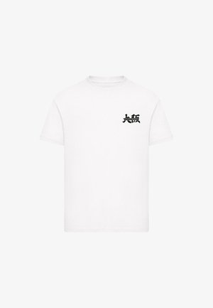 Hvid T-shirt med korte ærmer med sort "Midnight Club" tekst og stiliseret "X" logo på venstre brystområde.