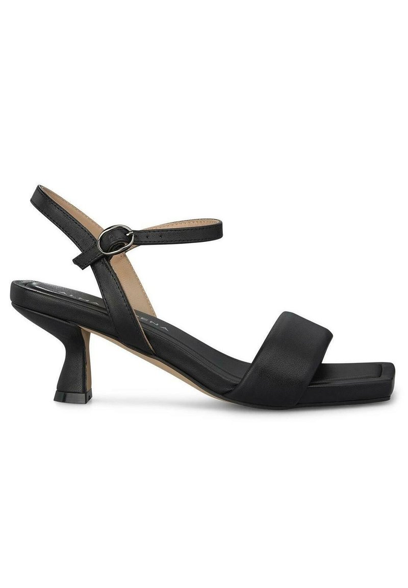 Schwarze Leder-Absatzsandalen mit eckiger Zehenpartie, verstellbarem Knöchelriemen und mittelhohem Blockabsatz. Glatte Textur und minimalistisches Design.