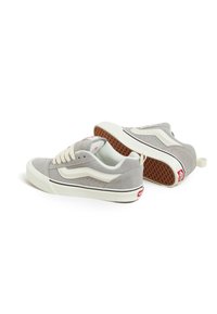 Sneakers in suede grigio con striscia in pelle bianca, suola in gomma classica e dettagli in gomma con logo rosso sul tallone.