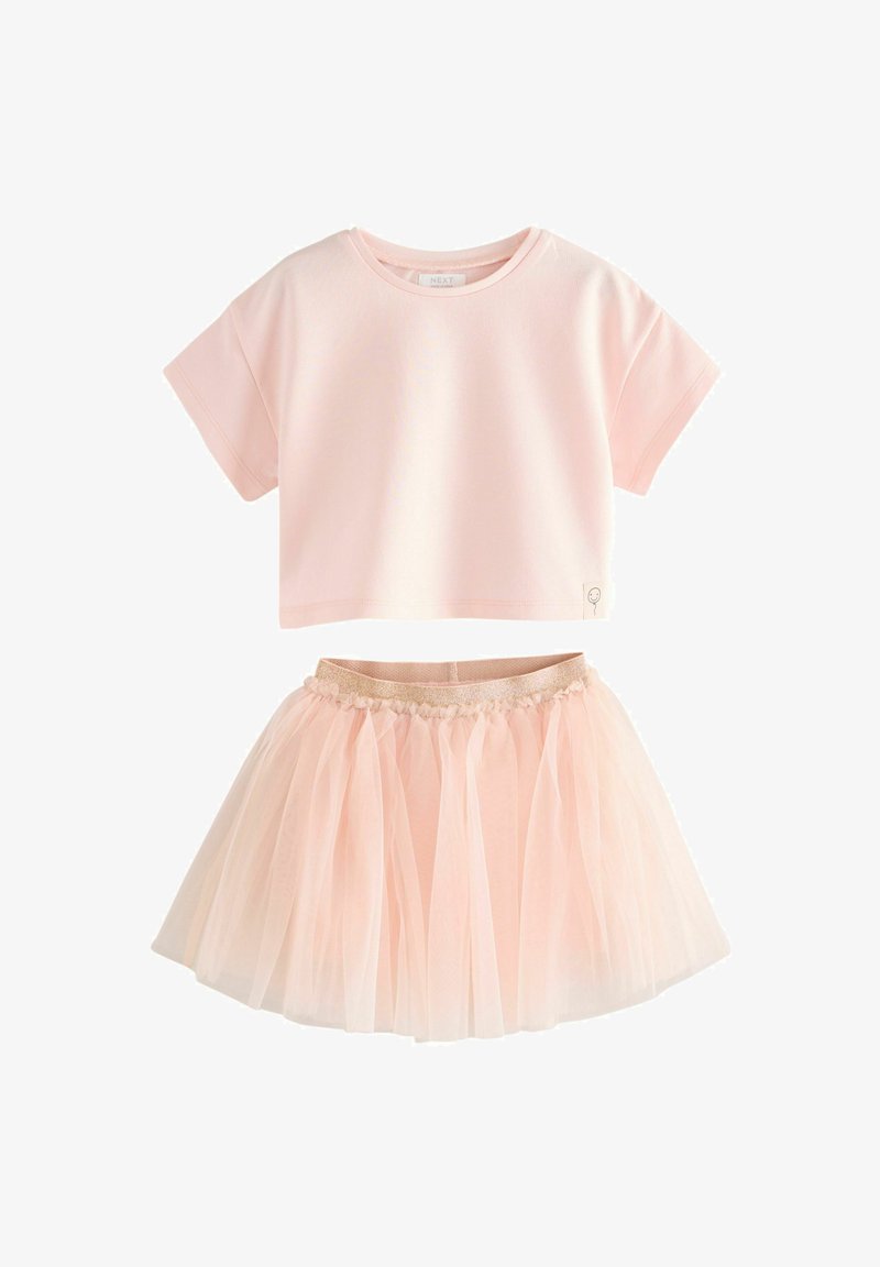 Haut court à manches courtes rose clair associé à une jupe en tulle rose doux avec une ceinture scintillante pour filles.