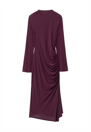 Langärmliges, burgunderfarbenes Jerseykleid mit einer drapierten, gerafften Gestaltung an der Seite, knielang mit einem runden Halsausschnitt. Weicher Stoff.