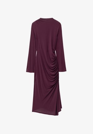 Langärmliges, burgunderfarbenes Jerseykleid mit einer drapierten, gerafften Gestaltung an der Seite, knielang mit einem runden Halsausschnitt. Weicher Stoff.