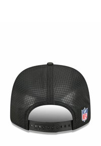 Schwarze verstellbare Kappe mit Netzstruktur, ausgestattet mit einem gebogenen Schild und einem geprägten NFL-Logo-Patch an der Seite. Auf dem Riemen steht "JACKSONVILLE".