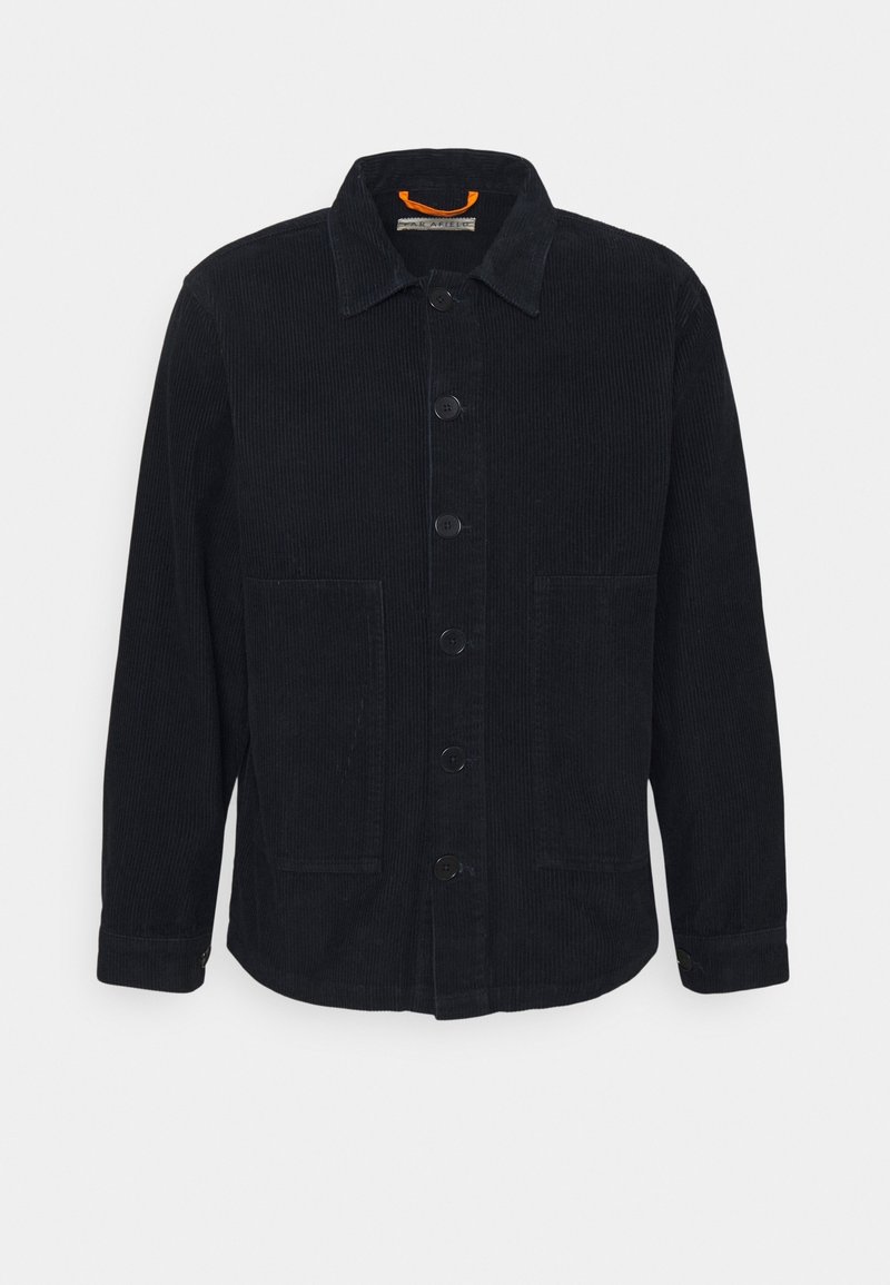 Zwarte corduroy jas met knopen, lange mouwen, kraag, twee opgestikte zakken aan de voorkant en een oranje lusdetail aan de binnenkant van de halslijn.