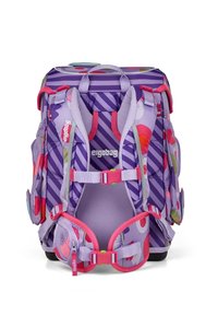 Lila gemusterter Rucksack mit pinken Akzenten, mehreren Fächern, verstellbaren Riemen und einem gepolsterten Rücken für zusätzlichen Komfort. Ergonomisch gestaltet.