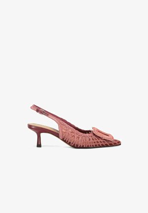 Roze geweven slingback kitten heel schoen met puntige neus en decoratief getextureerd vierkant aan de voorkant.