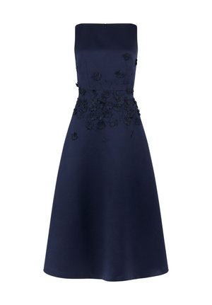 Trägerloses Marineblaues A-Linien-Kleid mit 3D-Blumenapplikationen, die um die Taille gruppiert und über den Oberkörper verstreut sind.