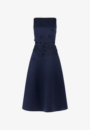 Trägerloses Marineblaues A-Linien-Kleid mit 3D-Blumenapplikationen, die um die Taille gruppiert und über den Oberkörper verstreut sind.