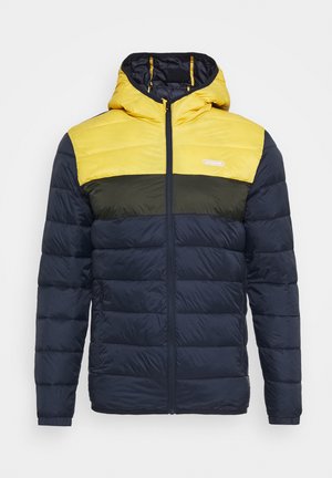 Veste matelassée pour homme avec un design en blocs de couleurs jaune et bleu marine, fermeture éclair frontale, capuche et poignets côtelés. Le matériau a une texture lisse et brillante.