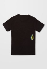 Camiseta negra de manga corta con un logo geométrico azul y amarillo en la parte inferior derecha de la espalda. Hecha de una suave tela de algodón.