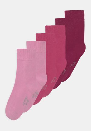 Fem par sokker i forskellige nuancer af pink og burgundy. Glat tekstur, ribbede kanter og forstærkede tæer og hæle.